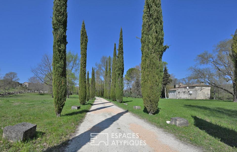 Grand mas et moulin au coeur d'un lieu enchanteur