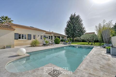 Renovated house with swimming pool, professional premises and its studio.