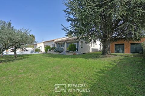 Renovated house with swimming pool, professional premises and its studio.