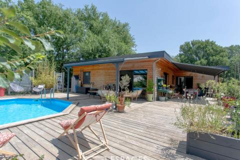 Maison en bois au cadre apaisant avec piscine