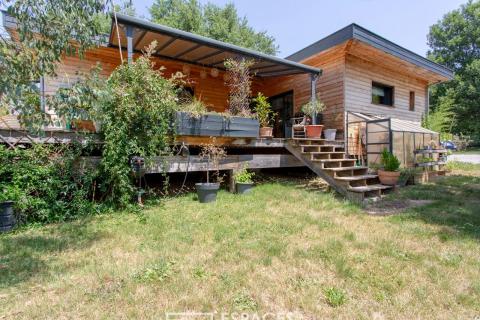 Maison en bois au cadre apaisant avec piscine
