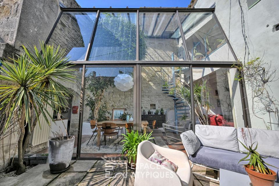 Maison vigneronne réhabilitée avec verrière et bassin