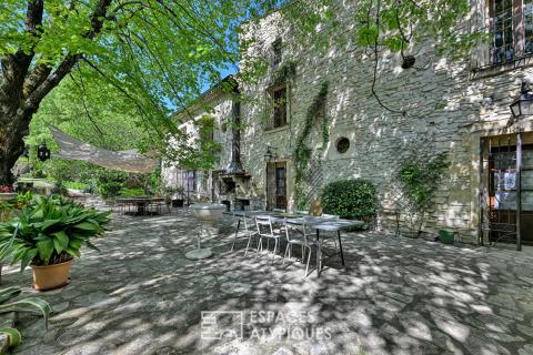 Mas à fort tempérament à l&rsquo;ombre des arbres centenaires