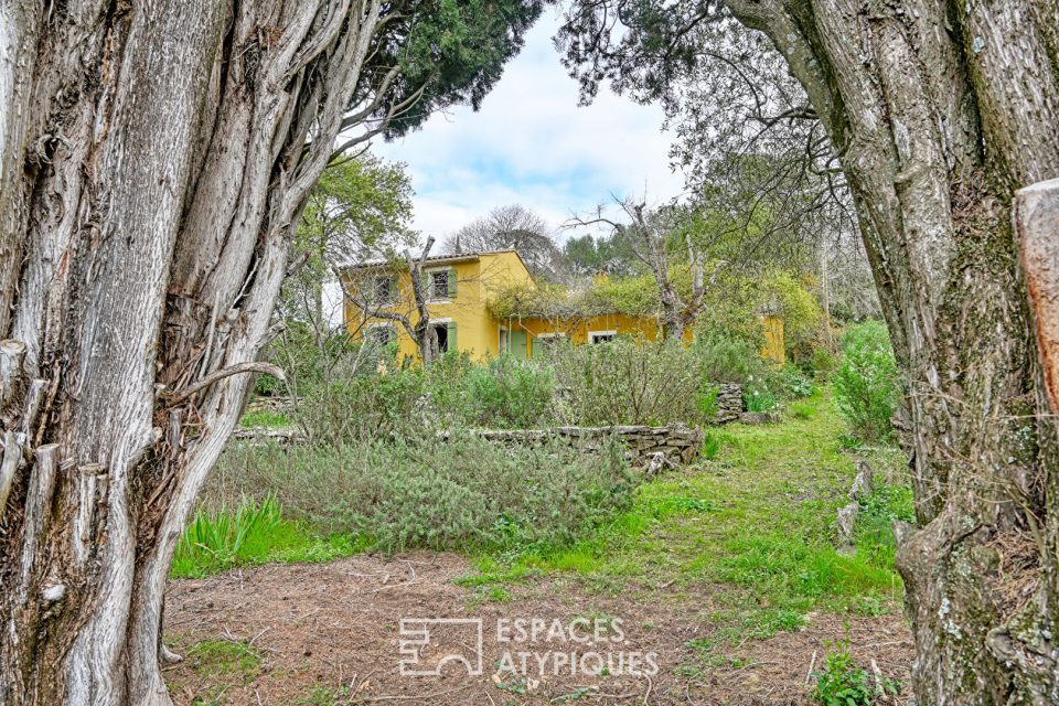 Authentique mazet avec vaste terrain arboré à Nîmes