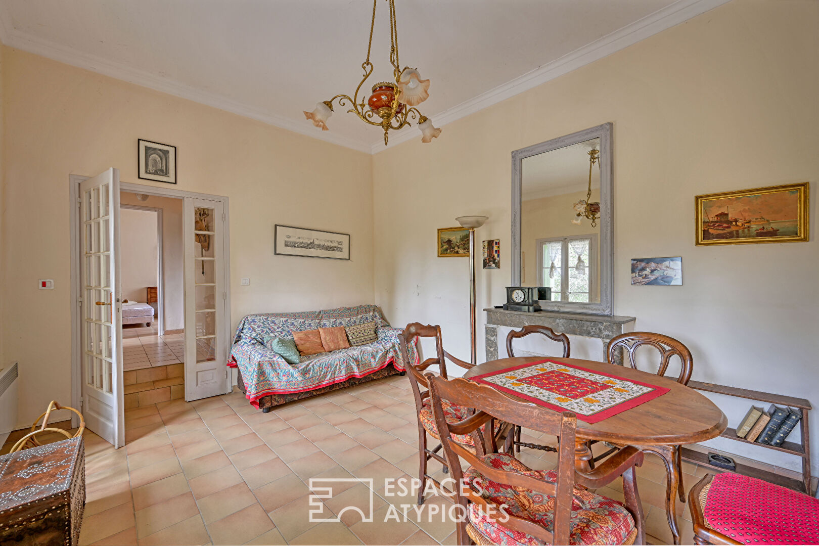 Authentic mazet with vast wooded land in Nîmes