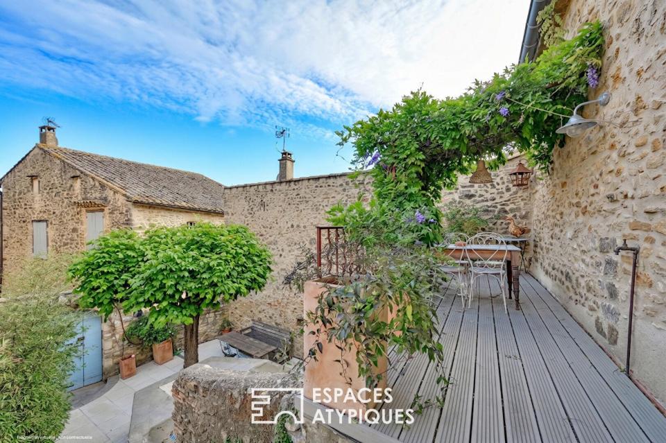 Maison de village au charme poétique, cour et bassin