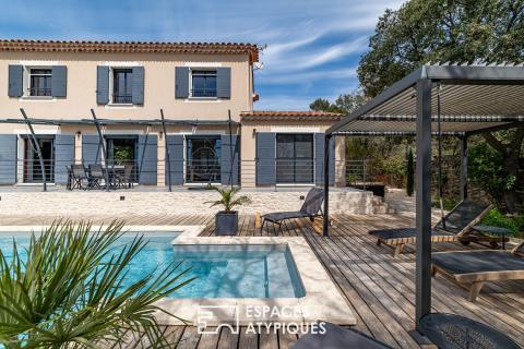 Bastide contemporaine avec piscine et vue