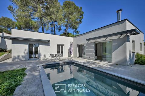 L&rsquo;élégance d&rsquo;une villa récente et son mazet en pinède