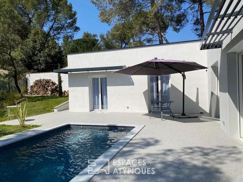 L&rsquo;élégance d&rsquo;une villa récente et son mazet en pinède