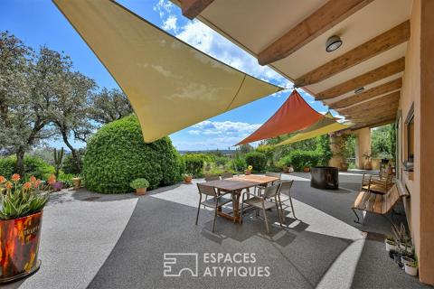 Villa d&rsquo;architecte à la vue panoramique dans les collines
