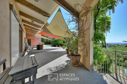 Villa d&rsquo;architecte à la vue panoramique dans les collines