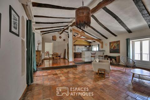 Maison de village de caractère avec terrasses, jardin et caves voûtées