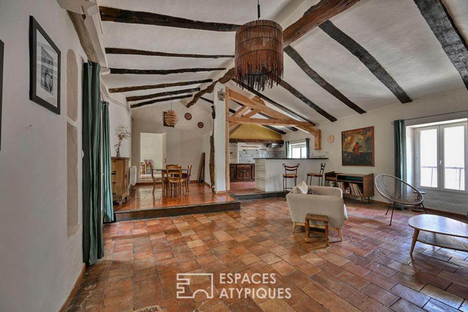 Maison de village de caractère avec terrasses, jardin et caves voûtées