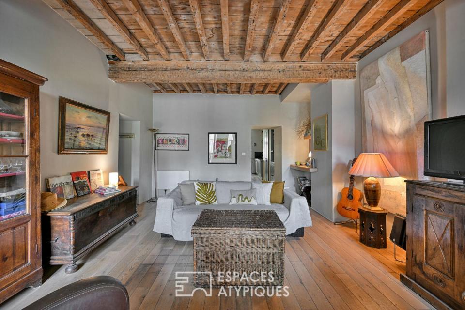 Appartement de caractère avec terrasse proche de la Maison Carrée