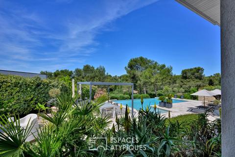 Villa d&rsquo;exception : luxe, design et piscine à débordement.