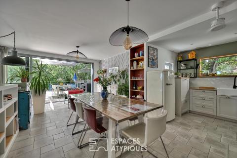 Extension contemporaine d&rsquo;un mazet avec terrasse, piscine et vue