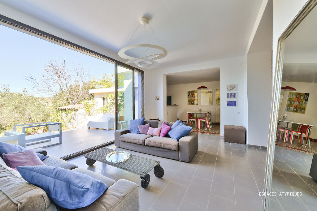 Maison de ville à l’extension contemporaine dedans-dehors avec jardin