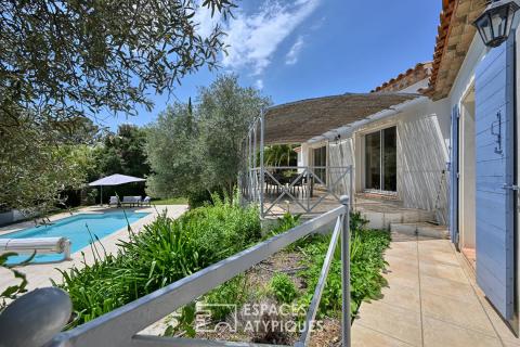 Élégante villa de plain-pied au coeur d&rsquo;un jardin luxuriant