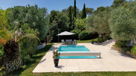 Élégante villa de plain-pied au coeur d&rsquo;un jardin luxuriant