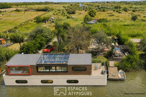 Exceptional floating house with a loft-style feel in the Petite Camargue