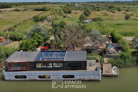 Floating house in a loft style in the Petite Camargue