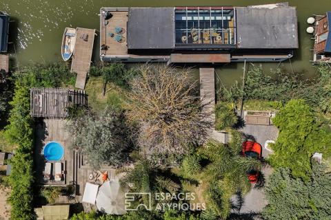 Floating house in a loft style in the Petite Camargue