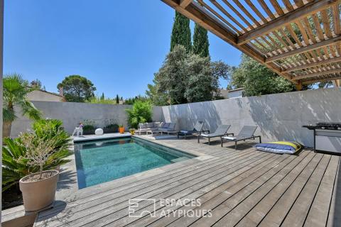 Villa contemporaine avec piscine et jardin paysagé