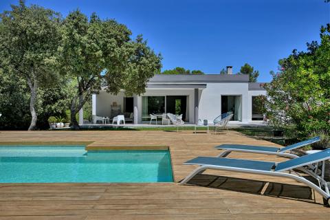 Villa contemporaine de plain-pied au coeur d’un écrin de verdure