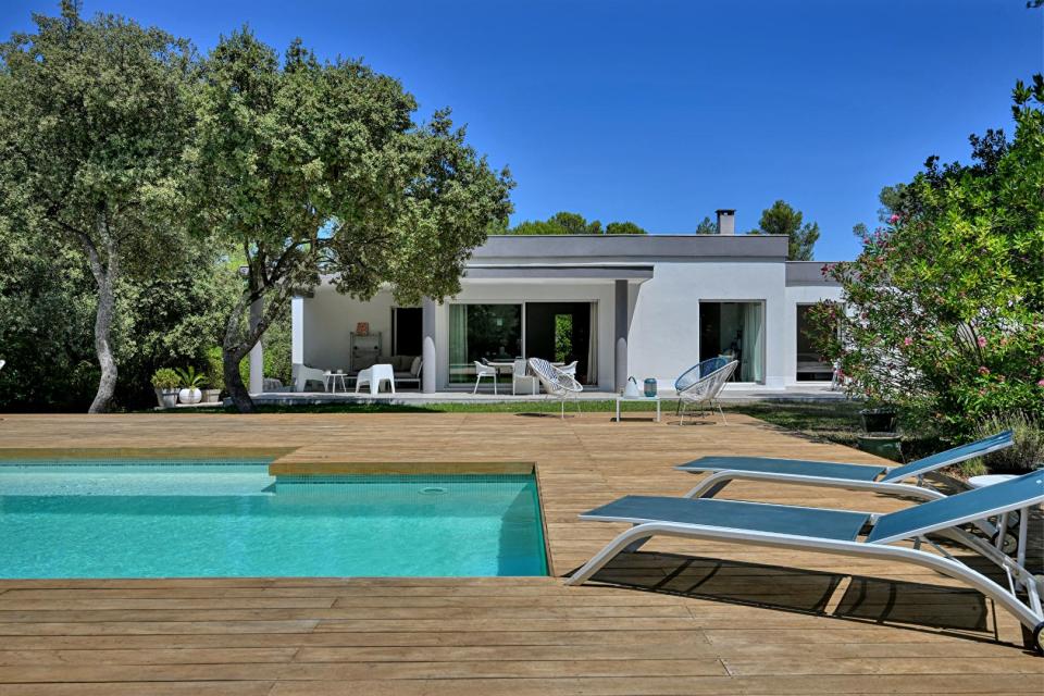 Villa contemporaine de plain-pied au coeur d'un écrin de verdure