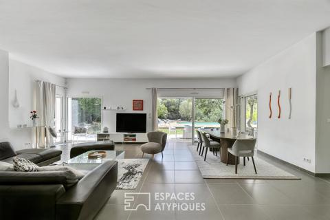 Villa contemporaine de plain-pied au coeur d&rsquo;un écrin de verdure