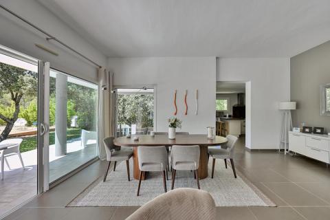Villa contemporaine de plain-pied au coeur d&rsquo;un écrin de verdure