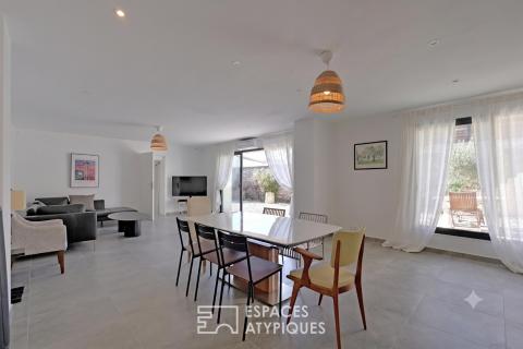 Réécriture contemporaine d&rsquo;une maison de village avec cour