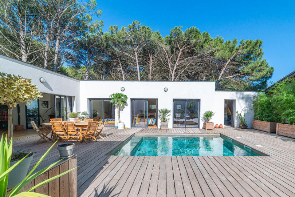 Lumineuse villa de plain-pied avec piscine et spa