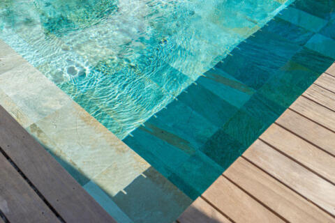 Lumineuse villa de plain-pied avec piscine et spa