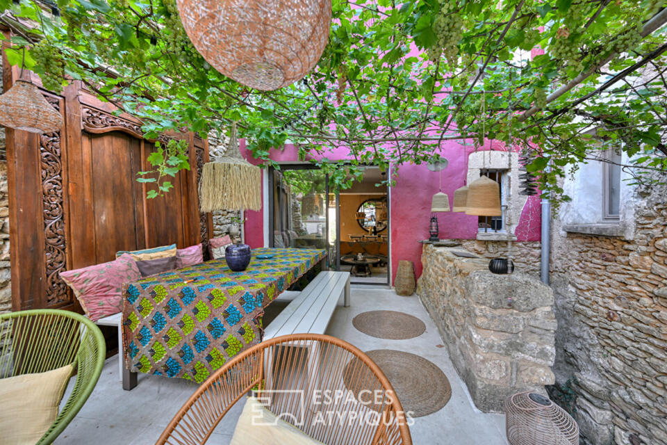 Maison en pierre de caractère, piscine et jardin intimiste