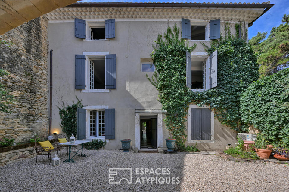 Elégante propriété de village avec jardin et bassin, proche d'Uzès