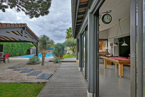 Volumes et caractère – Élégante villa avec jardin confidentiel et piscine