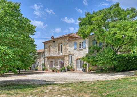 Elégant mas rénové sur domaine 3,9 ha avec piscine, oliveraie et installations équestres