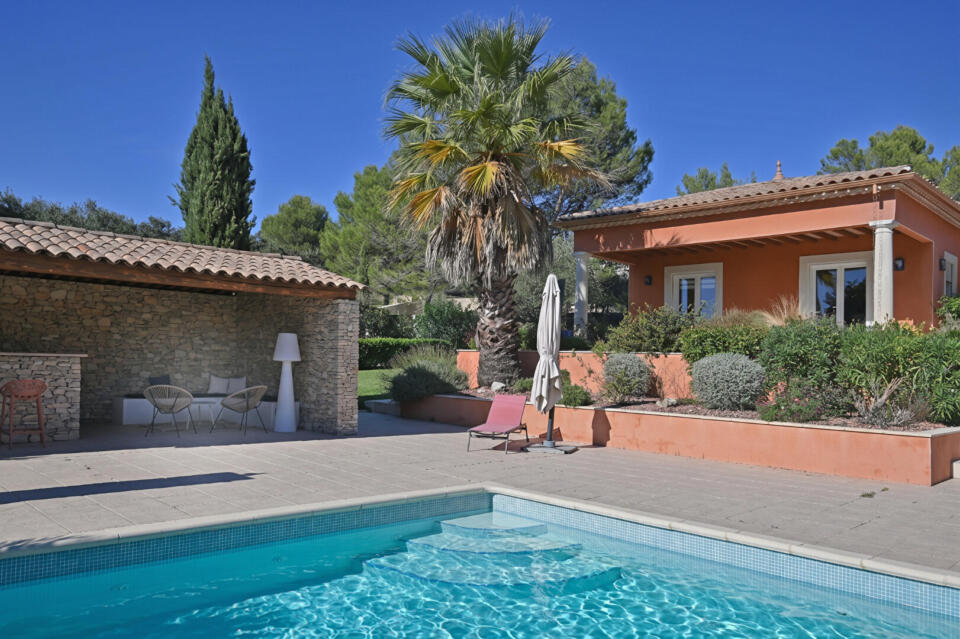 Villa de plain-pied en environnement préservé avec piscine et pool house