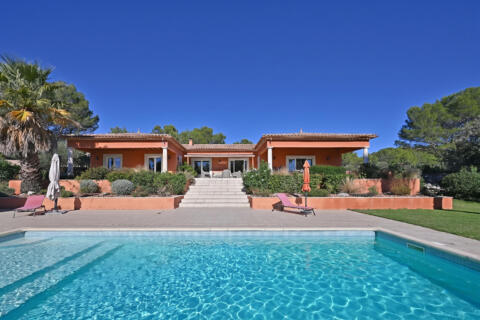Villa de plain-pied en environnement préservé avec piscine et pool house