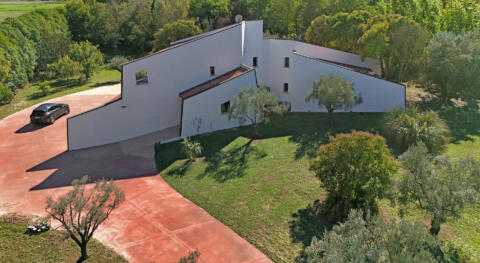 Architect-designed villa in a loft style, opening onto a swimming pool and wooded park