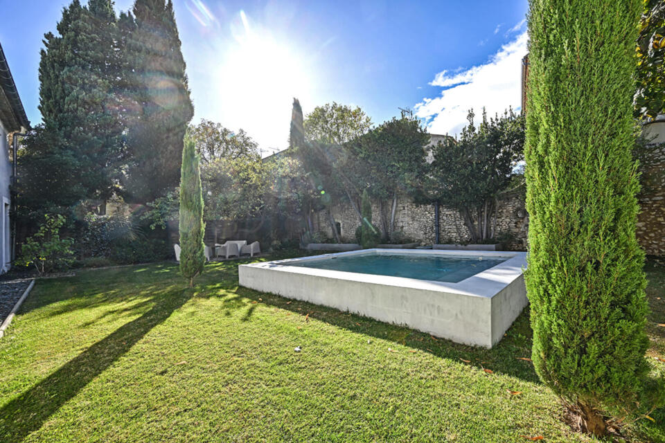 Demeure ancienne rénovée  avec jardin et piscine