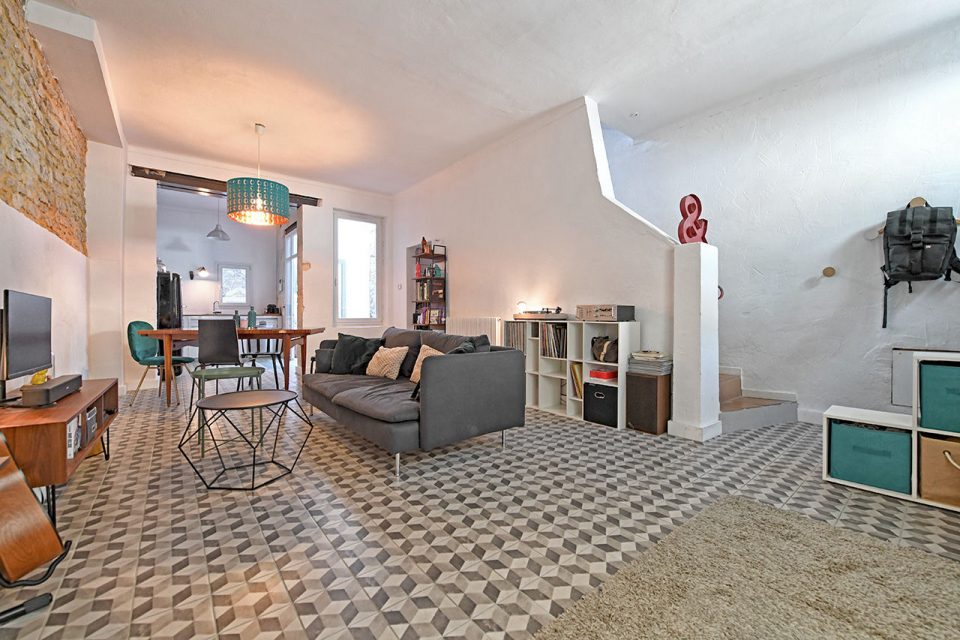 30000 NIMES - Nîmes maison de ville avec patio - Réf. 2438