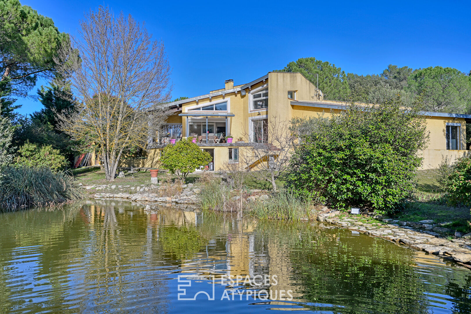 Architect-designed villa in a green setting