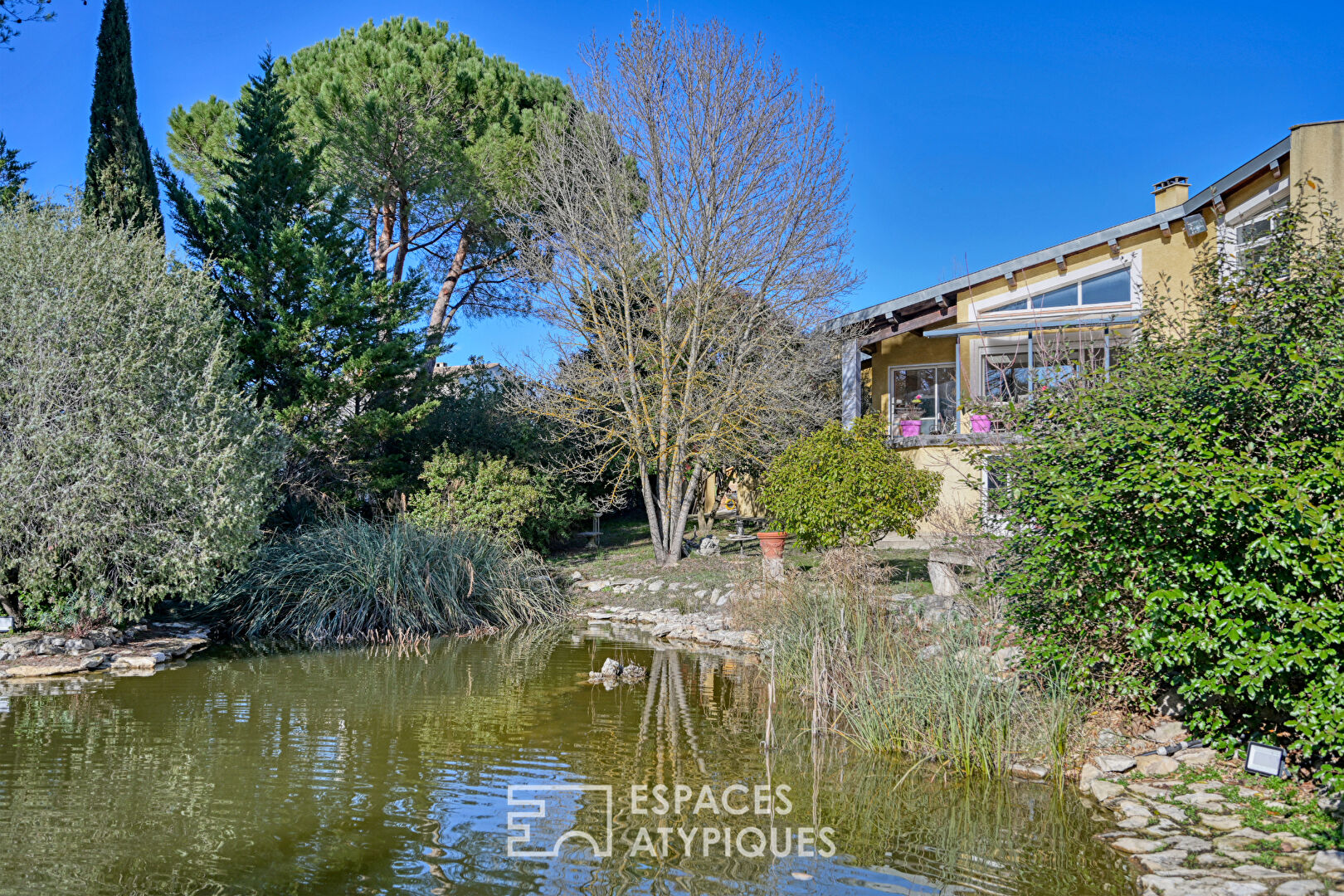 Architect-designed villa in a green setting