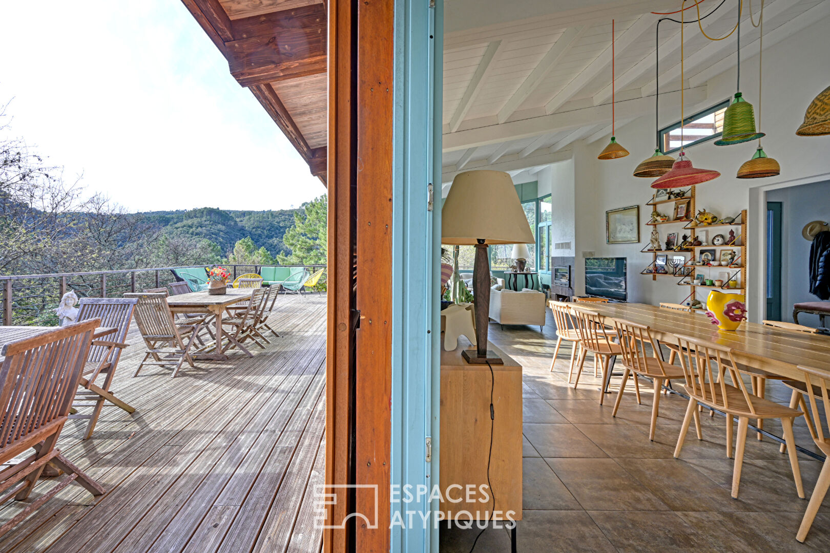 Maison en bois avec pisicine et vue dans un havre de paix