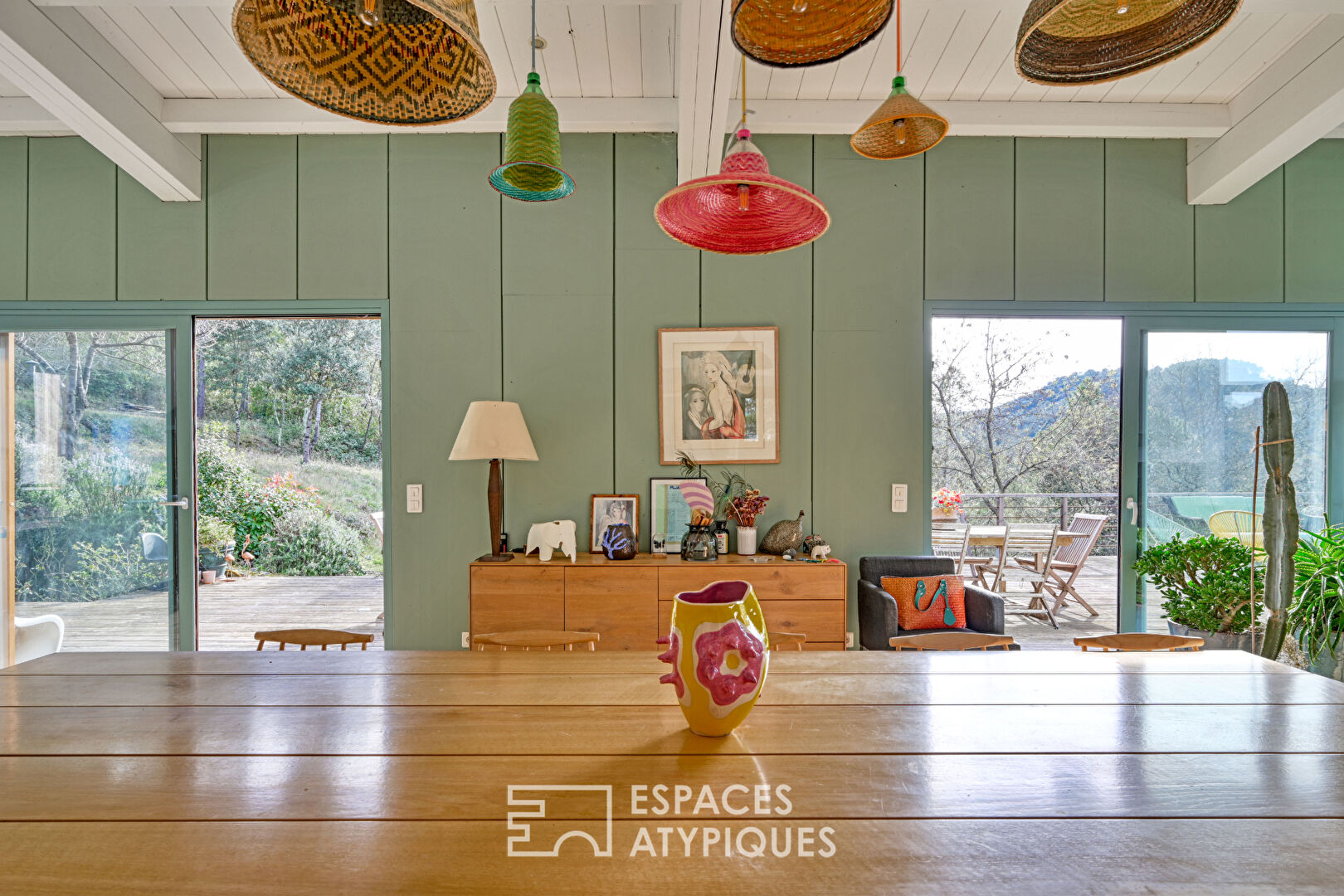 Maison en bois avec pisicine et vue dans un havre de paix