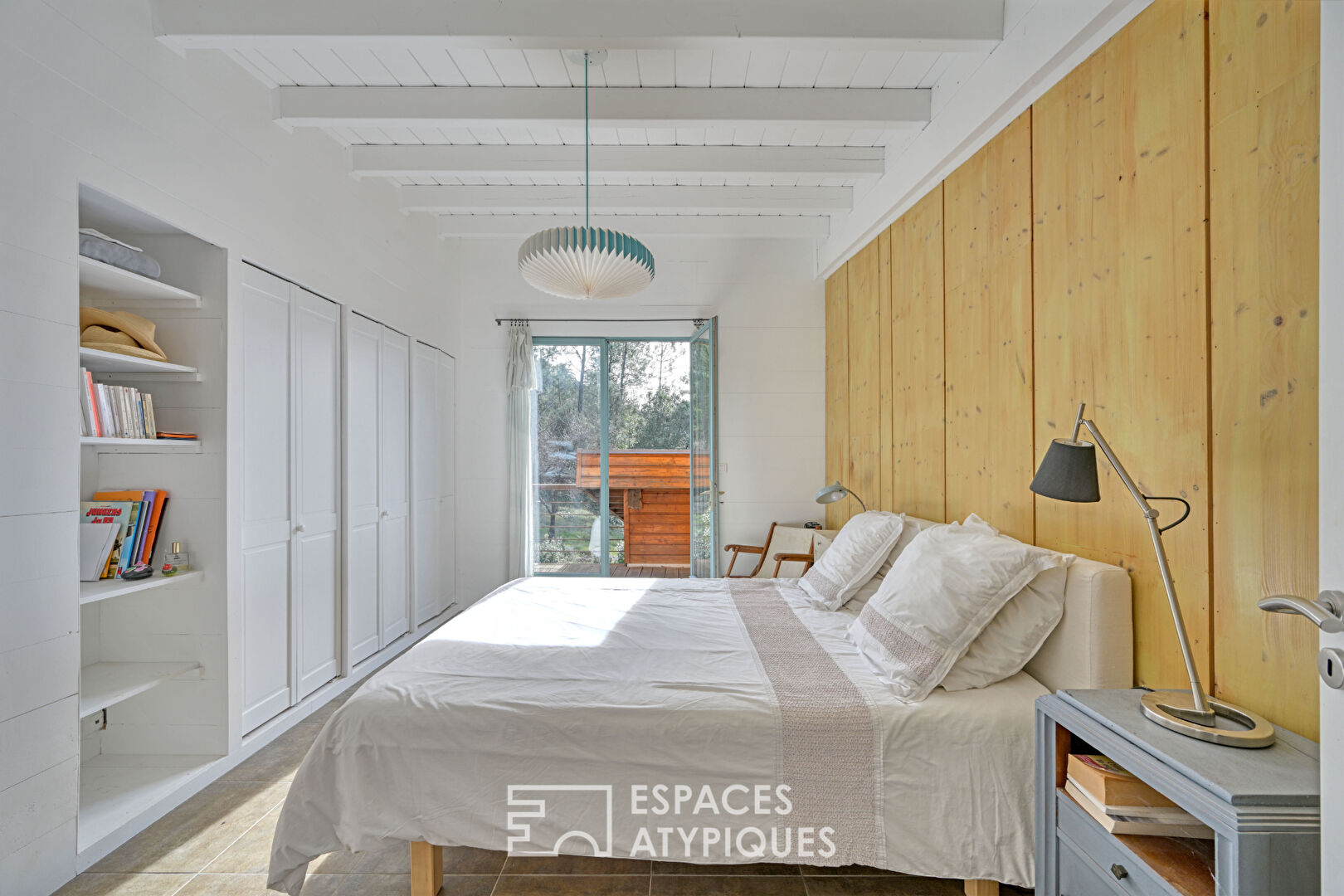 Maison en bois avec pisicine et vue dans un havre de paix