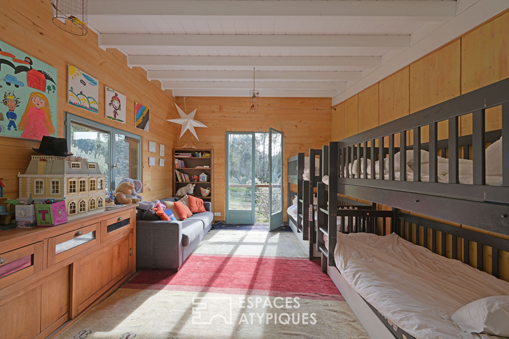 Maison en bois avec pisicine et vue dans un havre de paix