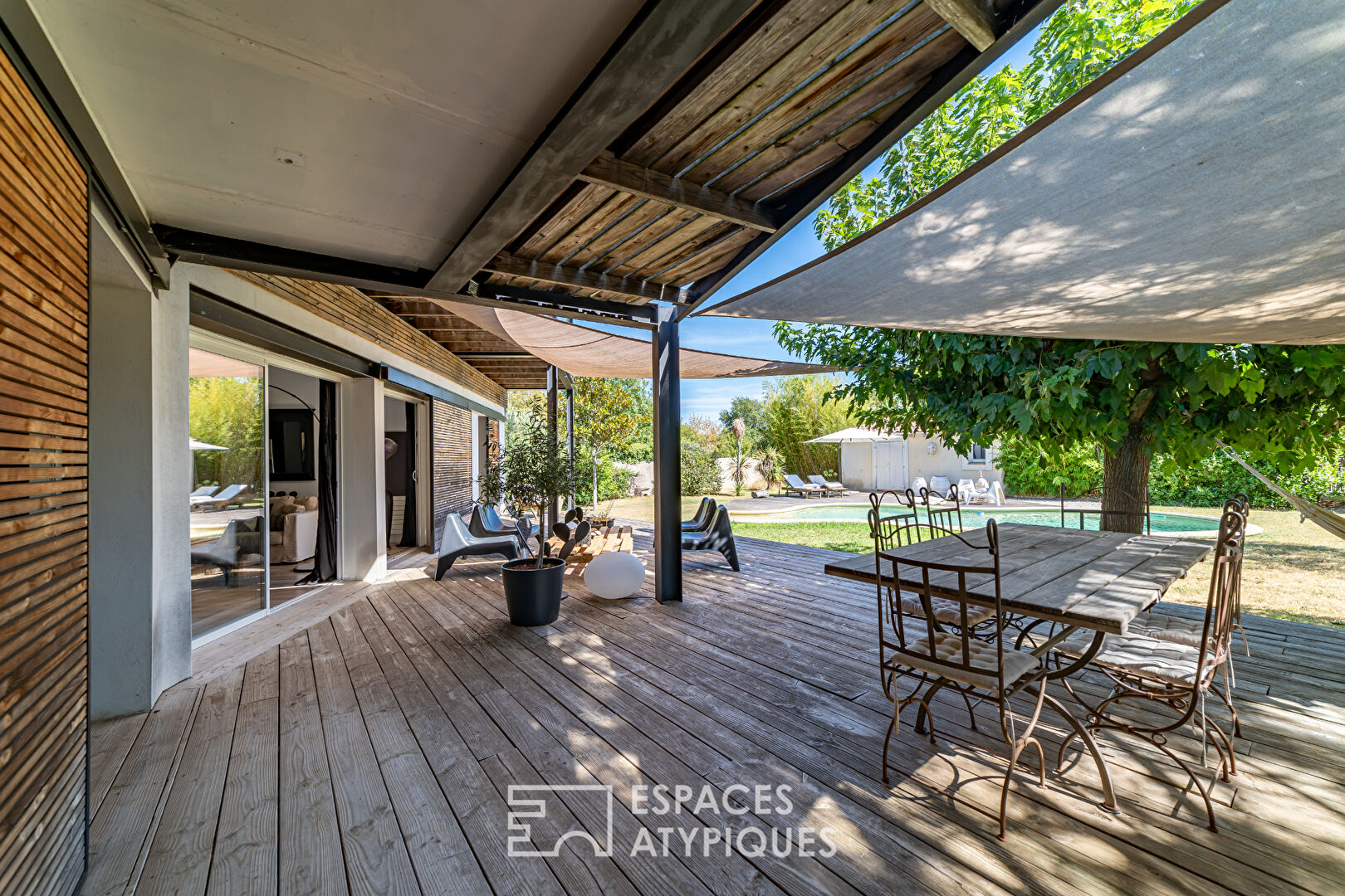 Villa contemporaine avec jardin et piscine